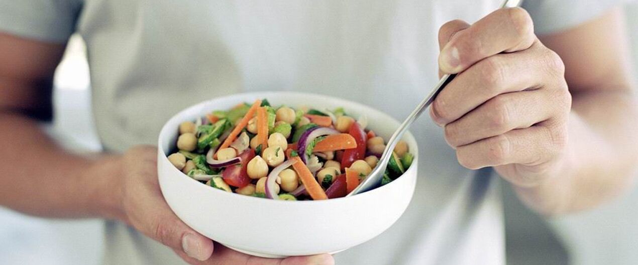 Ein Mann isst Lebensmittel, die gut für die Potenz sind